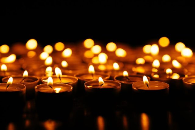 Gedenkgottesdienst des Musikvereins Büchig und Gesangvereins „Frohsinn“ Büchig

Am Sonntag, den 16. November 2025, lädt die Pfarrgemeinde gemeinsam mit dem Musikverein Büchig und dem Gesangverein „Frohsinn“ Büchig zu einem besonderen Gedenkgottesdienst in die Heilig-Kreuz-Kirche Büchig ein. Beginn ist um 10:30 Uhr.

In diesem feierlichen Gottesdienst wird der verstorbenen Mitglieder beider Vereine gedacht – jener Menschen, die mit ihrer Musik, ihrer Stimme und ihrem Engagement das kulturelle Leben in Büchig über viele Jahre geprägt haben.

Der Gottesdienst wird in besonderer Weise vom Chor des Gesangvereins Frohsinn sowie dem Blasorchester des Musikvereins musikalisch mitgestaltet. Mit stimmungsvollen Chorwerken und feierlichen Bläserklängen entsteht ein bewegender Rahmen, der Raum für Erinnerung, Dankbarkeit und Gemeinschaft bietet.

Alle Bürgerinnen und Bürger sind herzlich eingeladen, an dieser musikalisch umrahmten Feier des Gedenkens teilzunehmen und gemeinsam den verstorbenen Vereinsmitgliedern die Ehre zu erweisen.

Heilig-Kreuz-Kirche Büchig – Sonntag, 16. November 2025, 10:30 Uhr
Musikverein und Gesangverein Frohsinn Büchig – in dankbarer Erinnerung.